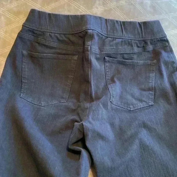 L.L. Bean Classic Fit Woman’s Black Denim Pull On Jeans.  Size 16. - Picture 3 of 10